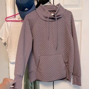 Size medium sweatshirt, it’s a purple color. It’s super comfy! Has pockets!